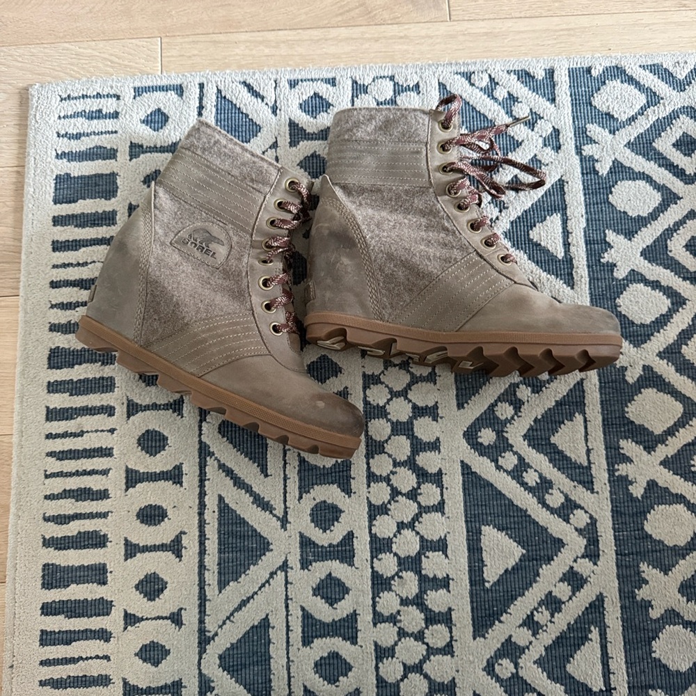 Sorel Taupe Ankle Combat Lexie 9.5 Booties